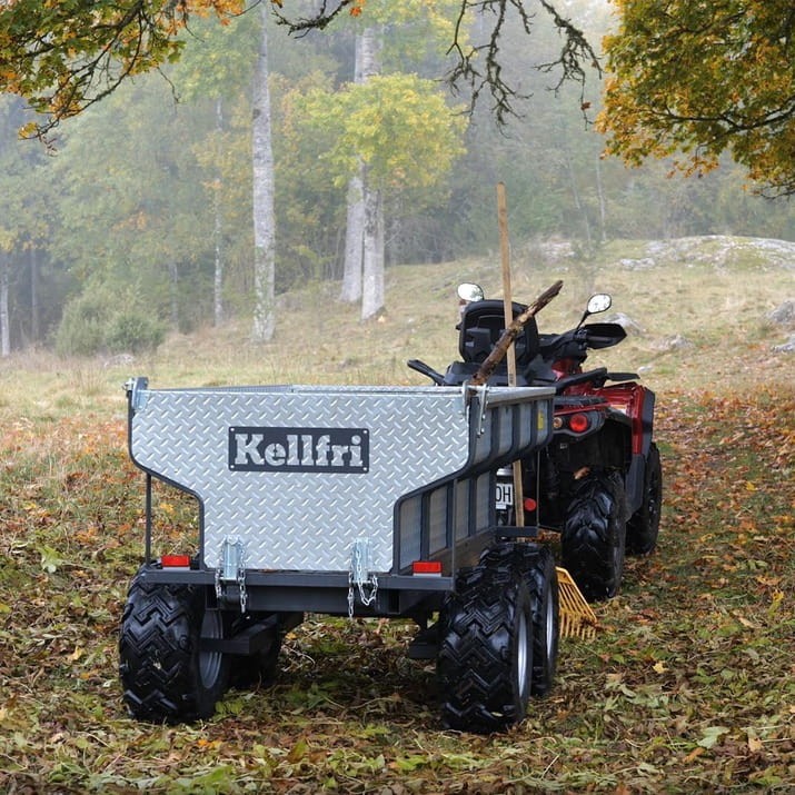 Przyczepa leśna Kellfri SV20 z żurawiem w terenie