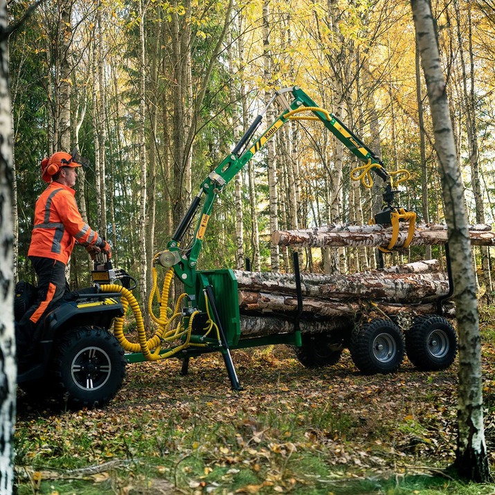 Przyczepa leśna do quada Kellfri z żurawiem hydraulicznym w lesie